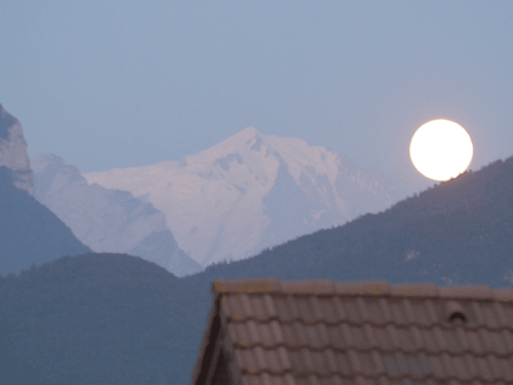 Lever de lune sur le Mont-Blanc 