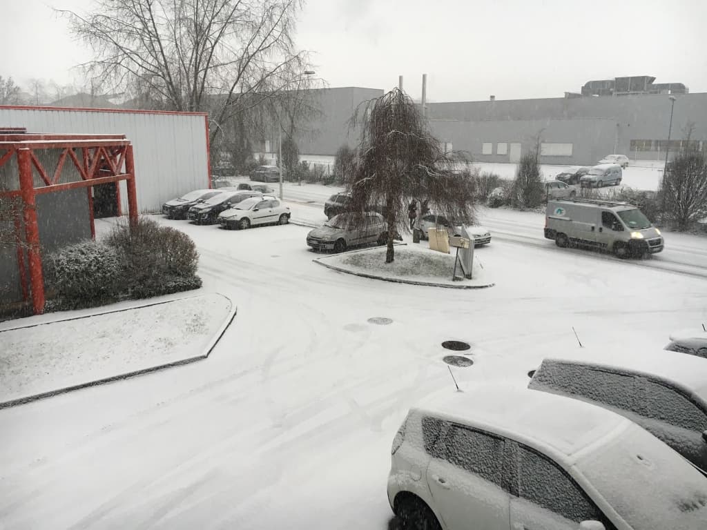 Retour de la neige a Annecy ce matin