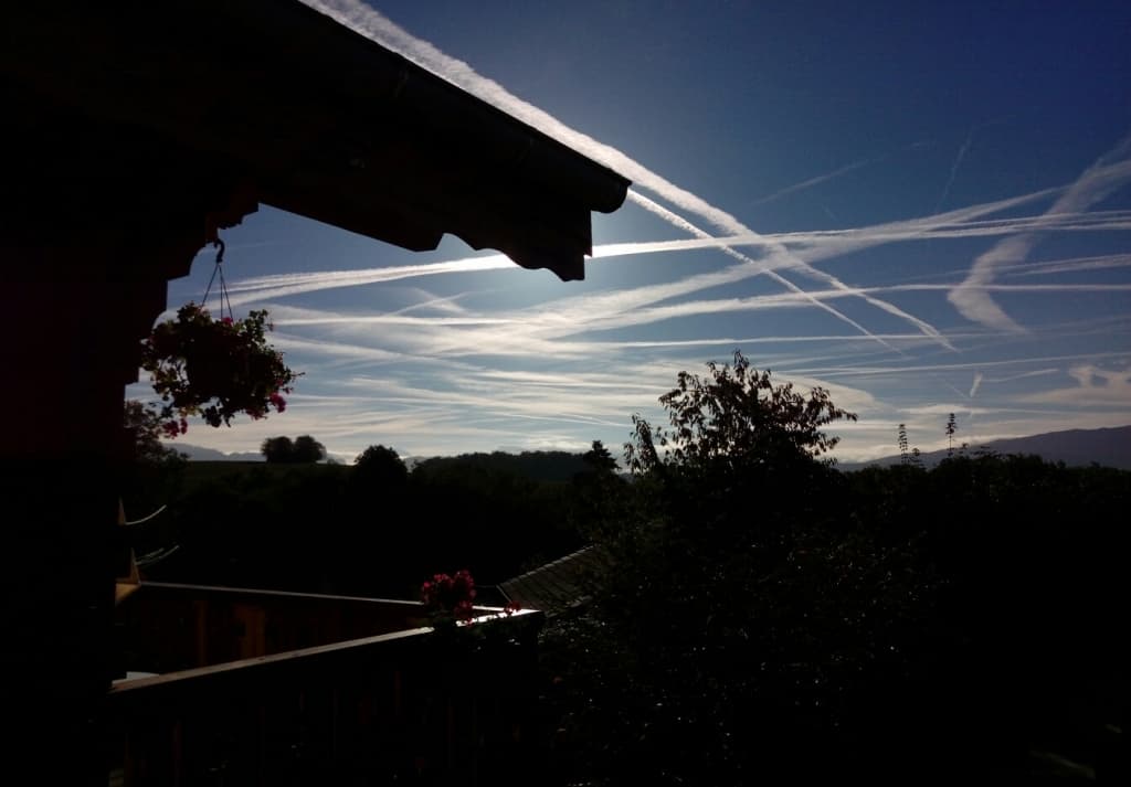 ciel polluÃ© par les traÃ®nÃ©es blanches