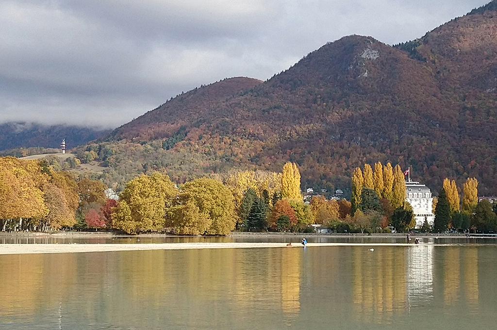 Le lac aux couleurs d'automne