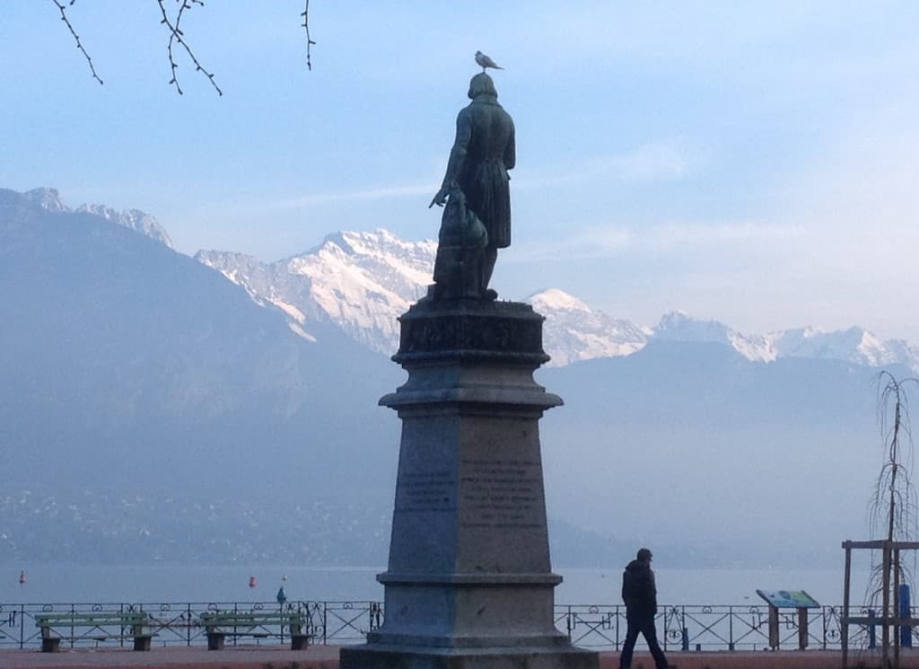 le pigeon et la statue