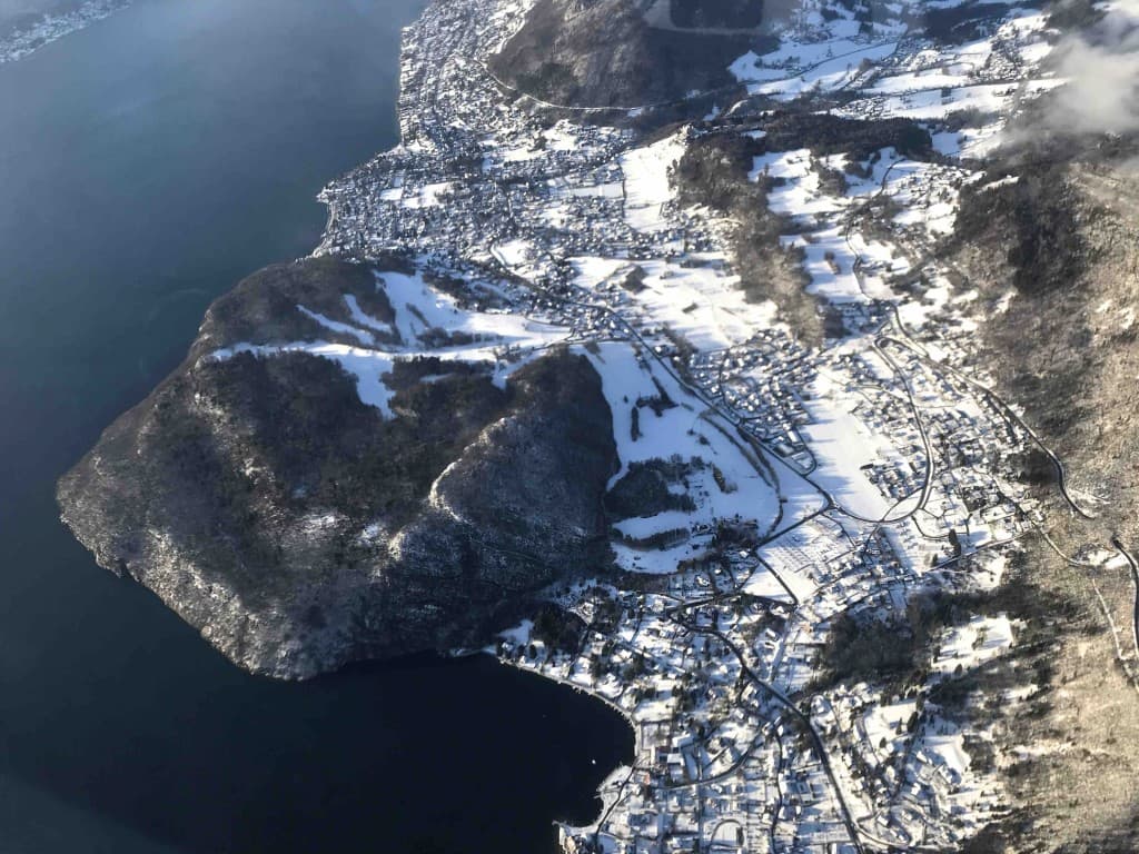 Talloires et le Roc de Cher sou la neige