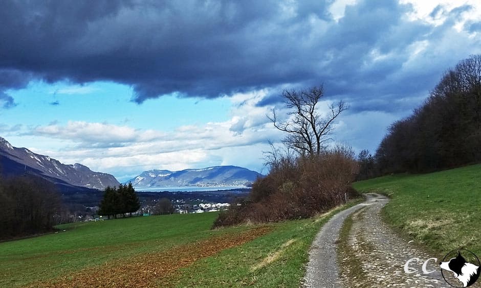 nuages noirs sur la lac