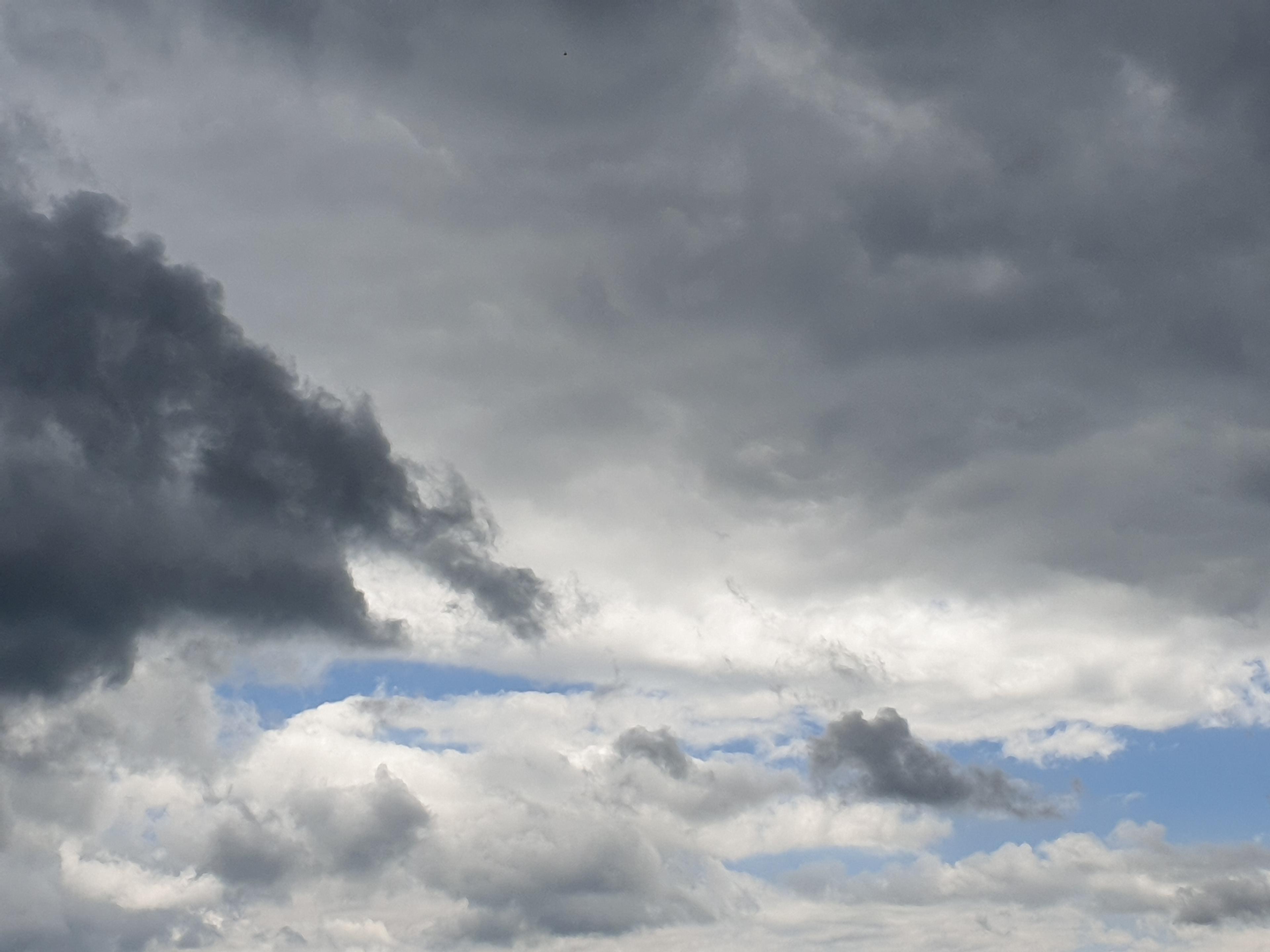 Différentes nuances de gris dans les nuages
