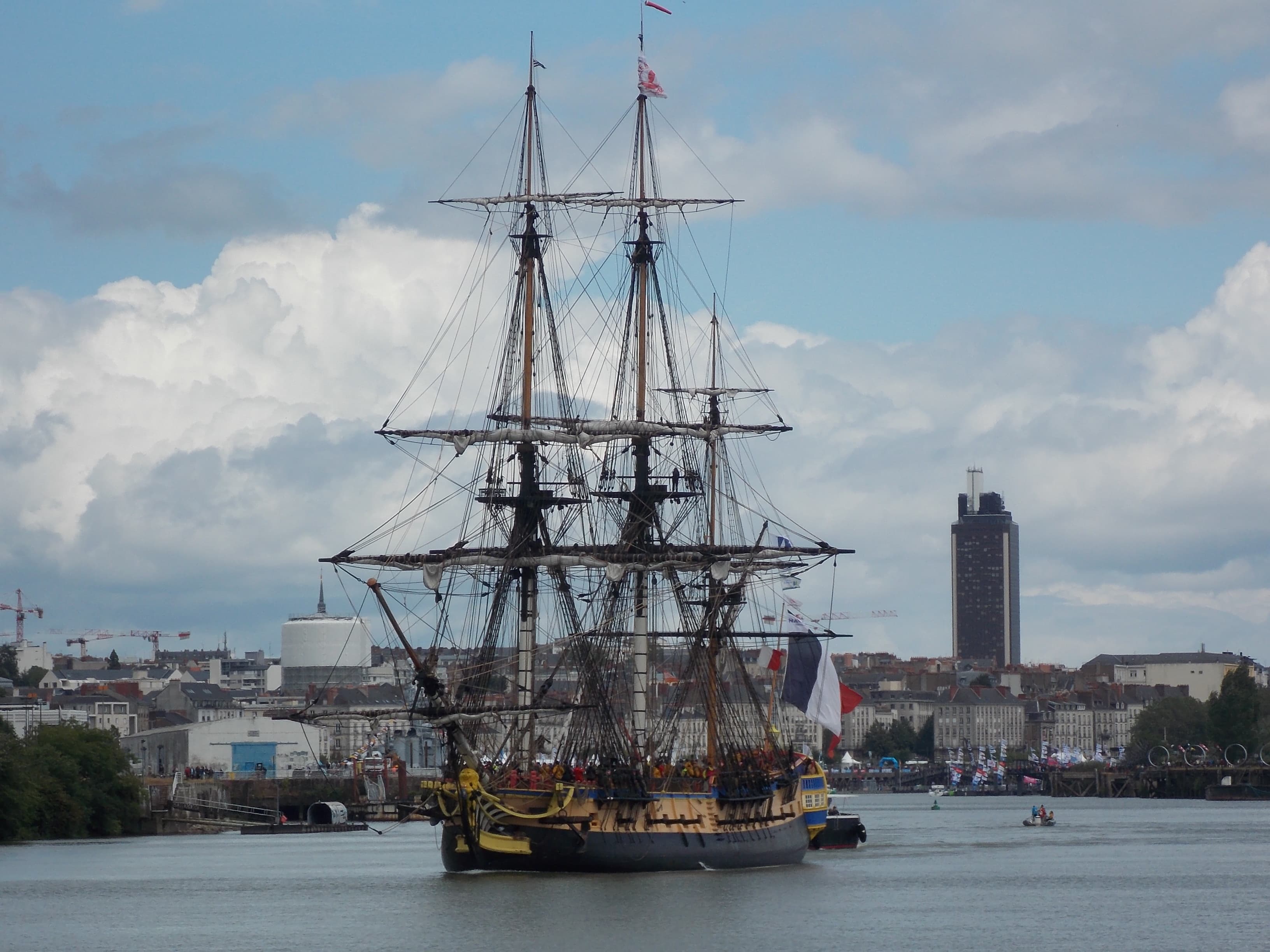 GLG. Départ de l'Hermione entre deux nuages.