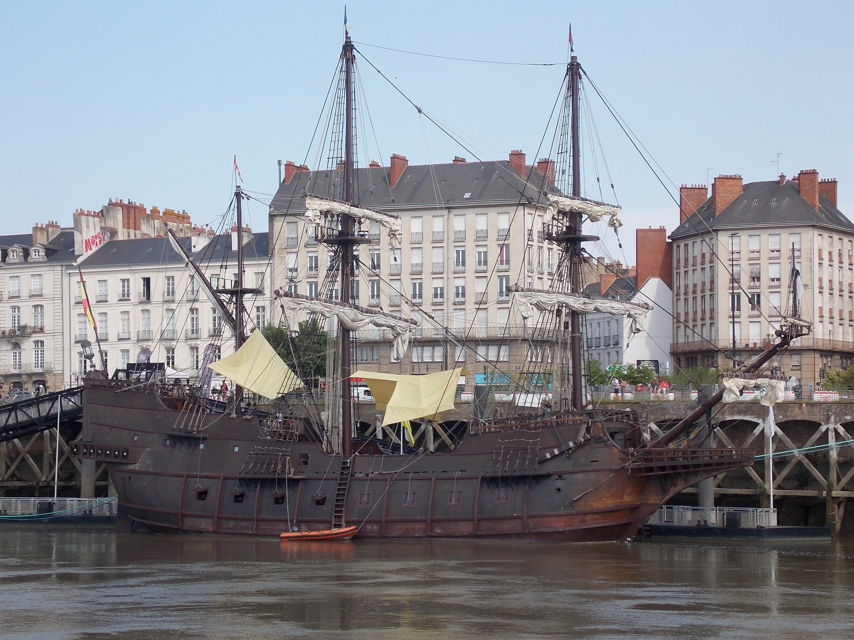 GLG- El Galeon Andalucia sous un ciel bleu.
