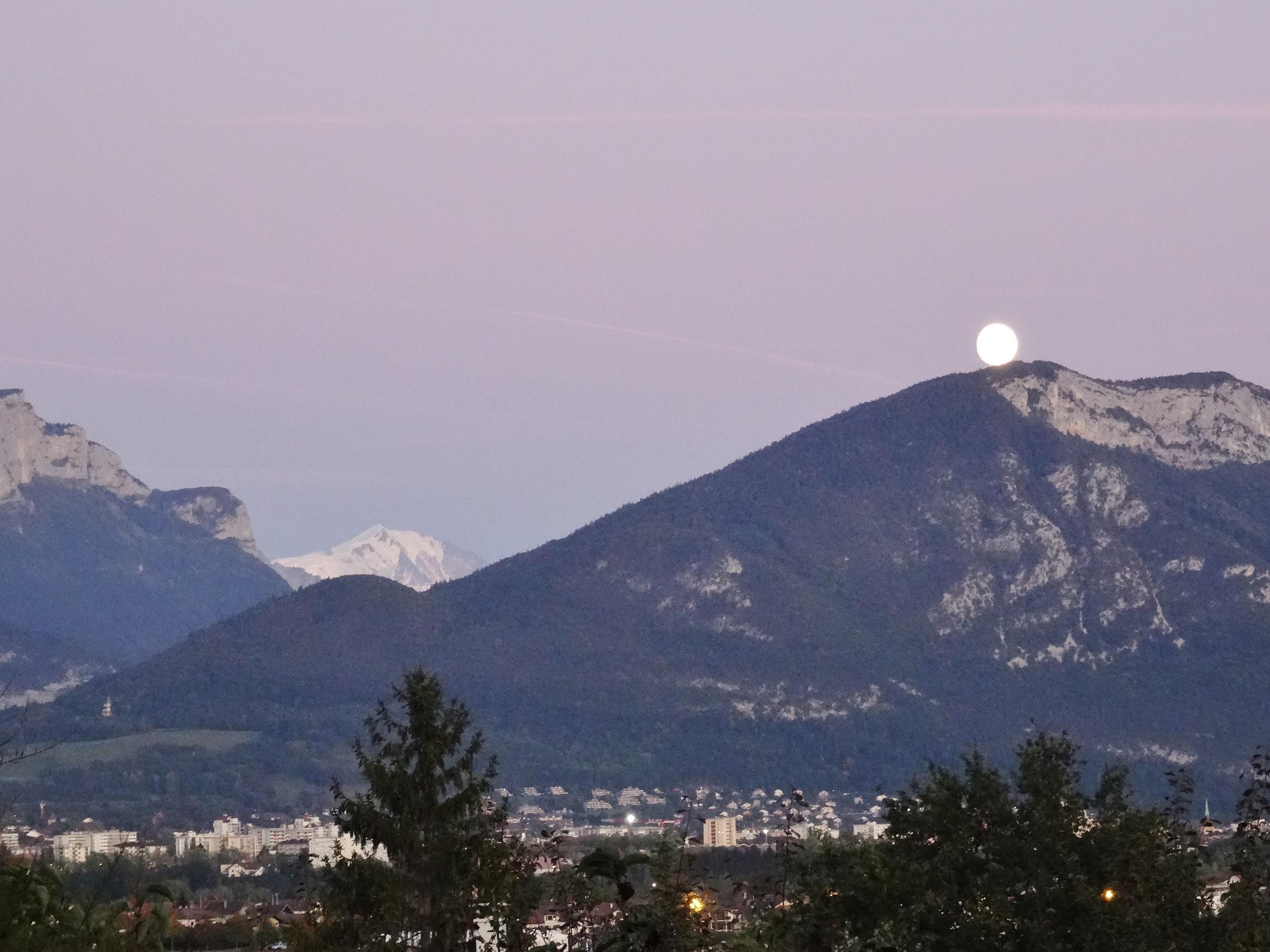 pleine lune et Mont Blanc depuis Poisy Heidi Baumgardt