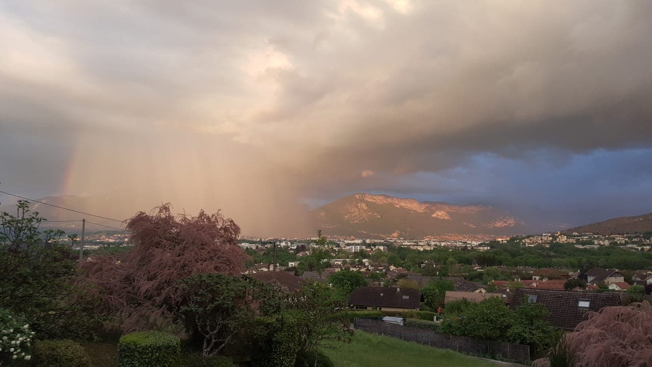 Arc-en-ciel et ondée sur Annecy au coucher du soleil