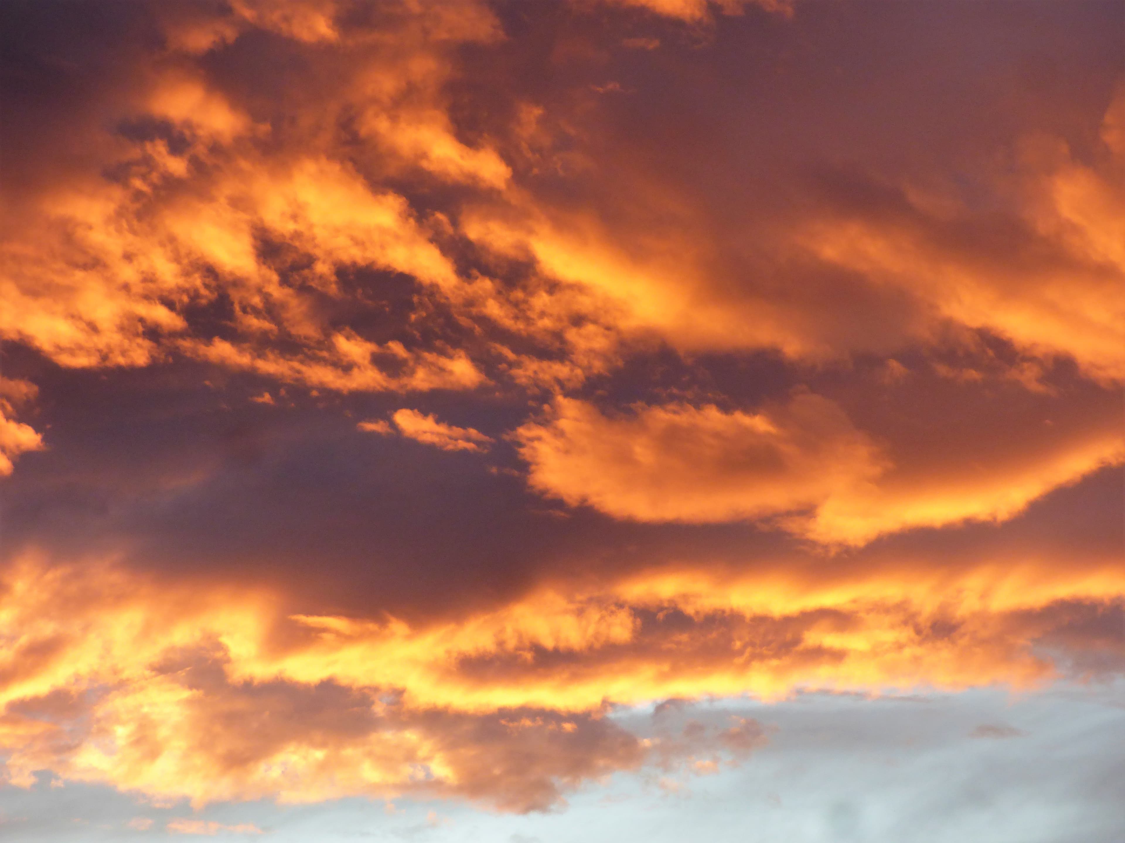 Ciel rouge intense  une soirée d'été