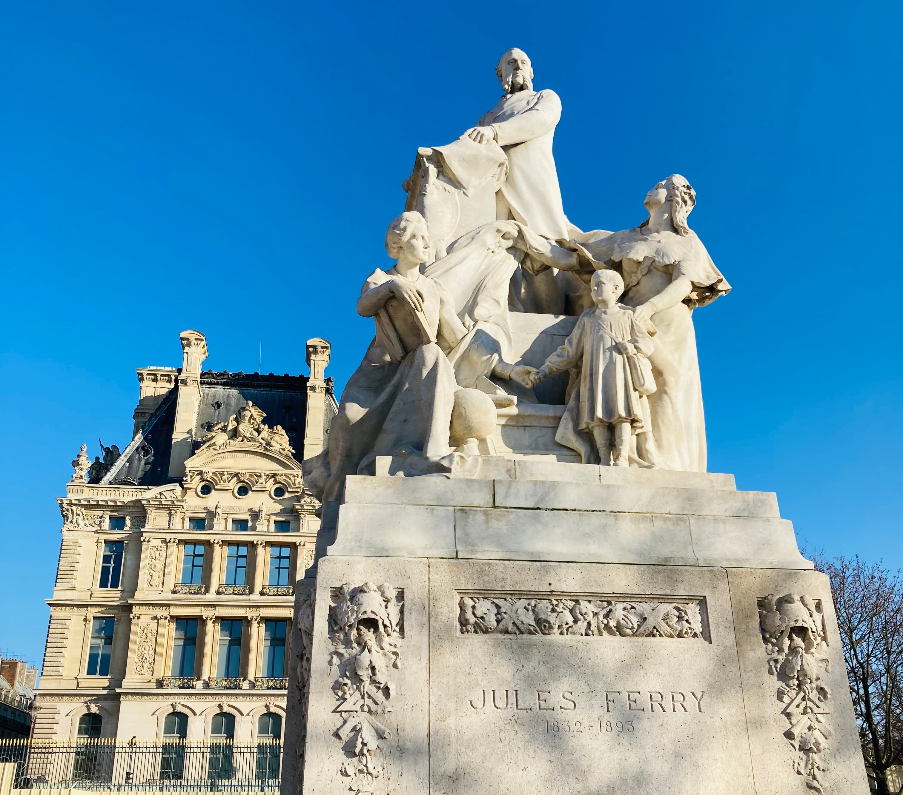 Vice l'école : Rentrée des classes à Paris Statue de Jules Ferry, les tuileries Paris, grand beau temps