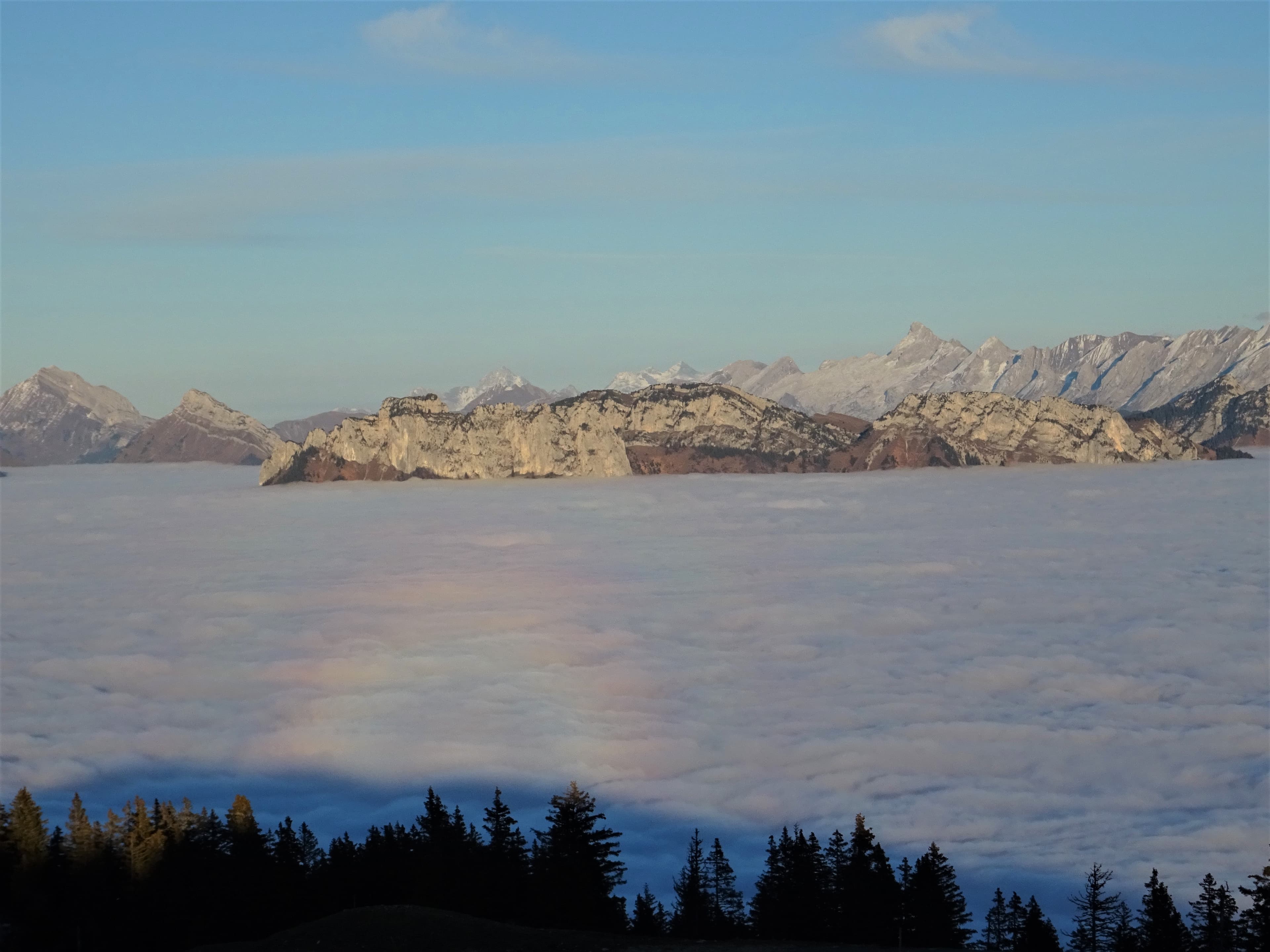 Spectre de Broken sur la mer de nuages devant la chaine des Aravis