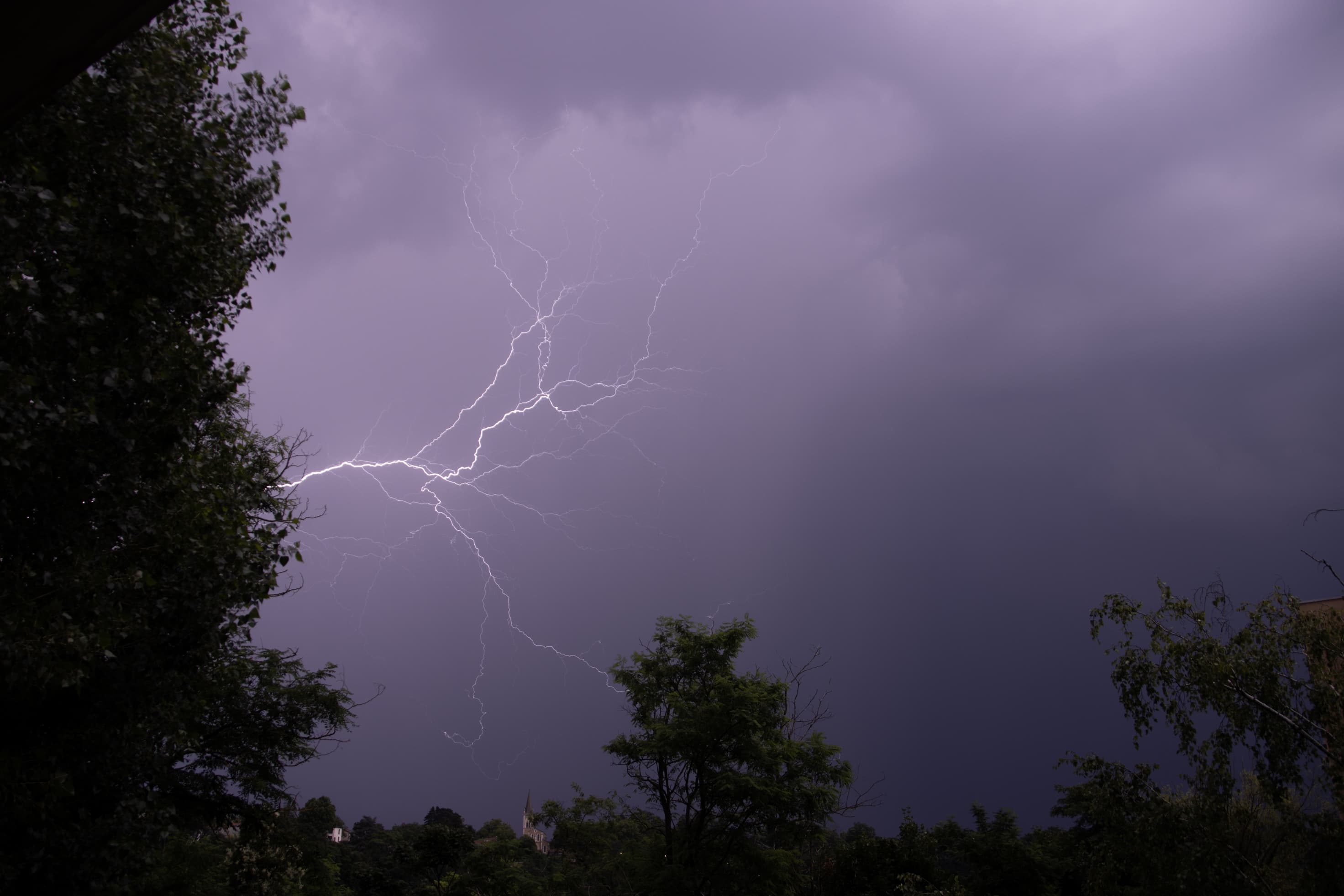 22 Juin 22H32 sur Sathonay Village