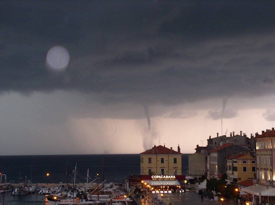 Image d'illustration pour Trombes au large de la Croatie