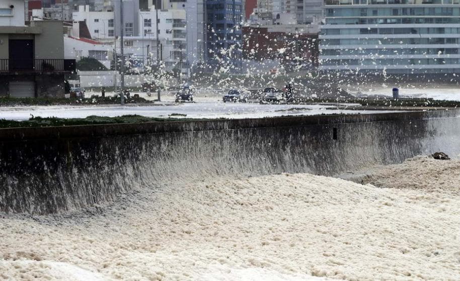 Image d'illustration pour Tempête et écume en Uruguay