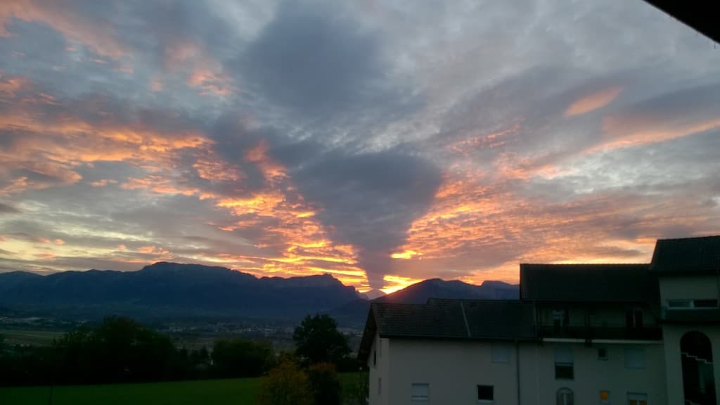 Lever de soleil derrière le Mont-Blanc 